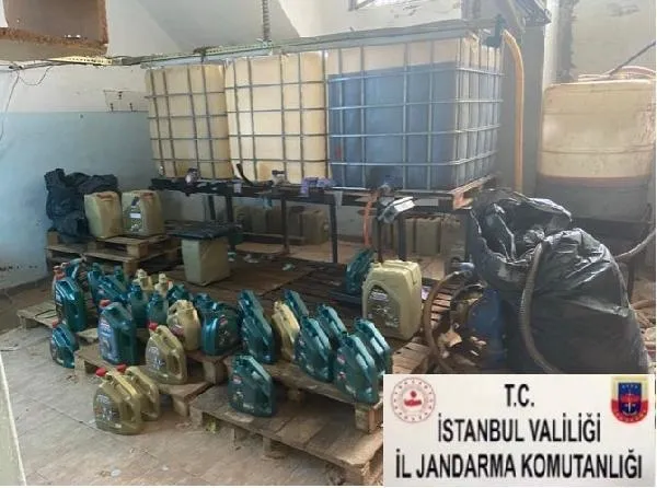 Jandarma'dan nokta operasyon! Binlerce litre sahte motor yağı ele geçirildi-1