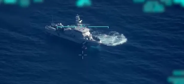 Ege Denizi'ndeki Yunan mezalimi ve kara suyu ihlali İHA kamerasında! MSB görüntüleri paylaştı: Düzensiz göçmenler ölüme itildi-2