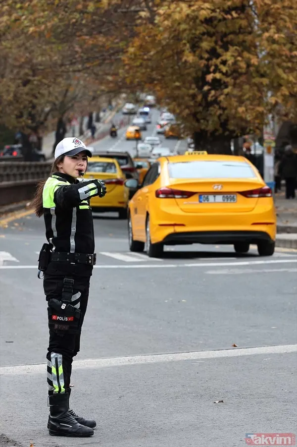 Kadın trafik polisleri Ankara'nın kalbinde trafik düzenini sağlıyor! - 13