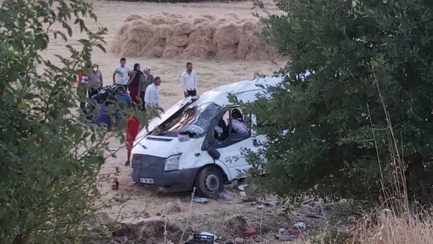 Son dakika: Diyarbakır'da minibüs devrildi! Çok sayıda yaralı var!-2