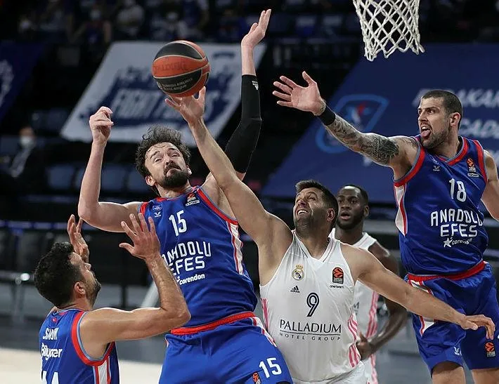 Efes, Real’i ezdi geçti