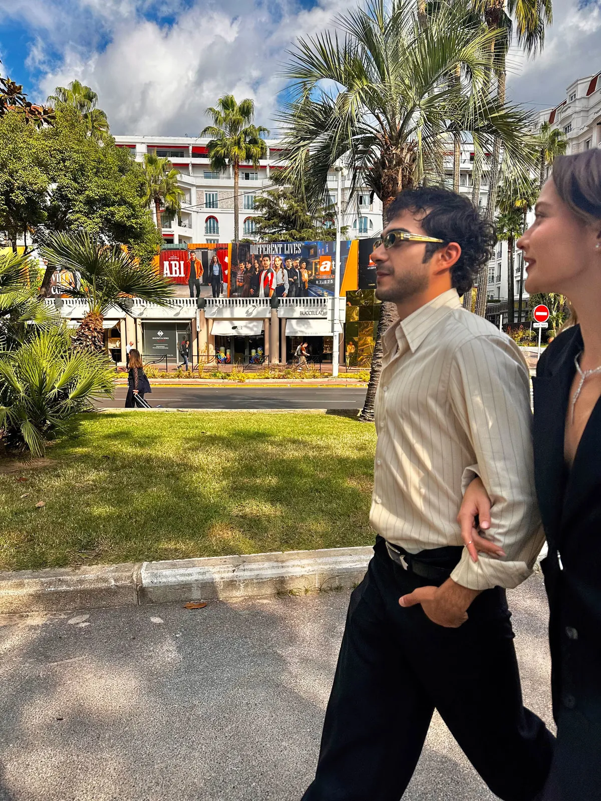 rahimcan-kapkap-ve-elcin-zehra-irem-cannesda-mipcom-2026-cikarmasi-1791965048226.jpg Cannes sokaklarında yoğun ilgi! Rahimcan Kapkap ve Elçin Zehra İrem MIPCOM 2026'ya damga vurdu-3