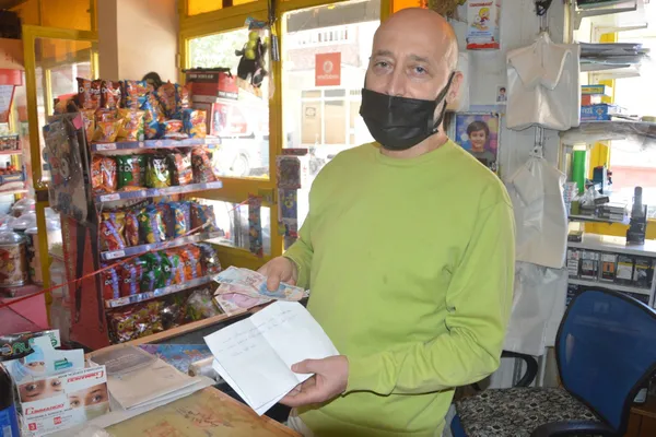 mahalle-bakkalina-cocukluk-doneminde-yaptiklarina-karsilik-500-tl-birakip-helallik-istedi-1620307844151.jpg Mahalle bakkalına çocukluk döneminde yaptıklarına karşılık 500 TL bırakıp helallik istedi-4