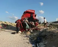 Mersin’de ev eşyası taşıyan kamyon devrildi