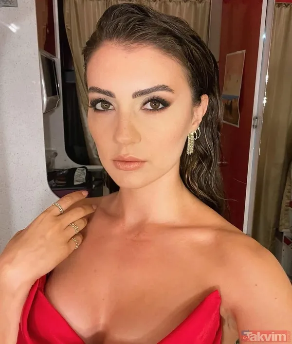 Burcu Özberk pencere önünde verdiği cesur pozlarla olay oldu! Sosyal medya onu konuştu ortalığı yıktı geçti ‘Yandı buralar’ - 2