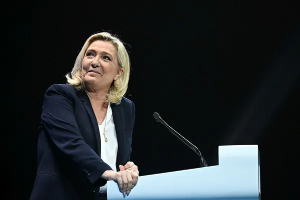 son-dakika-fransada-cumhurbaskanligi-secimi-gunu-12-aday-yarisacak-iste-dakika-dakika-fransa-cumhurbaskanligi-1649570549236.jpg SON DAKİKA: Fransa'da cumhurbaşkanlığı seçimi günü: Macron ile Marine Le Pen ikinci tura kaldı-2