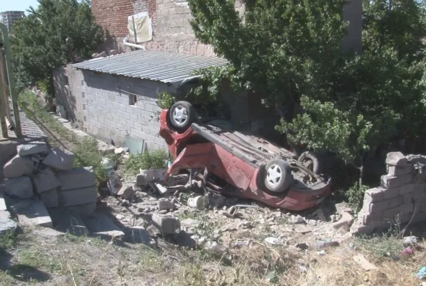Takla atan otomobil eve girdi: 5 yaralı