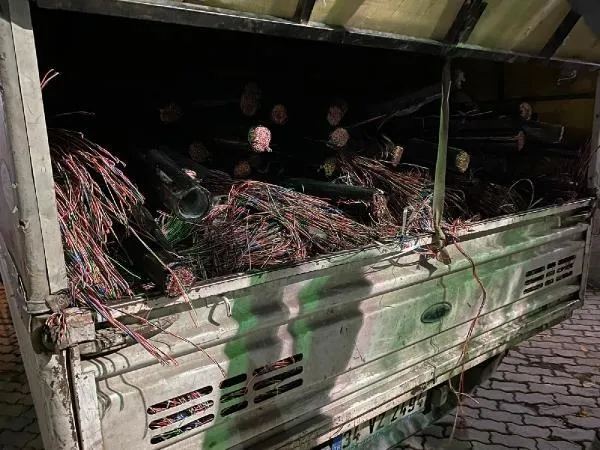 SON DAKİKA: Bakırköy'de işçi gibi giyinip 2 bin 200 metre kabloyu böyle çaldılar-2