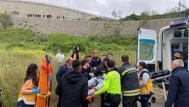 Kocaeli'de korkunç kaza! Korkuluklara çarpıp istinat duvarından uçtu! EDS ele verdi: 5 kişi ağır yaralı-8