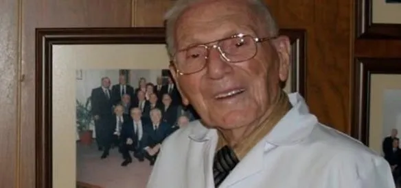Türkiye'de ve dünyada önemli bilimsel çalışmalara imza atan 92 yaşındaki Prof. Dr. Rıdvan Ege, sağlık sorunları nedeniyle yaklaşık üç aydır tedavi gördüğü hastanede yaşamını yitirdi