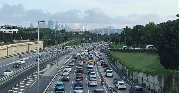 Pazar günü uygulanan sokağa çıkma kısıtlamasının ardından İstanbul’da trafik yoğunluğu (İstanbul yol durumu)