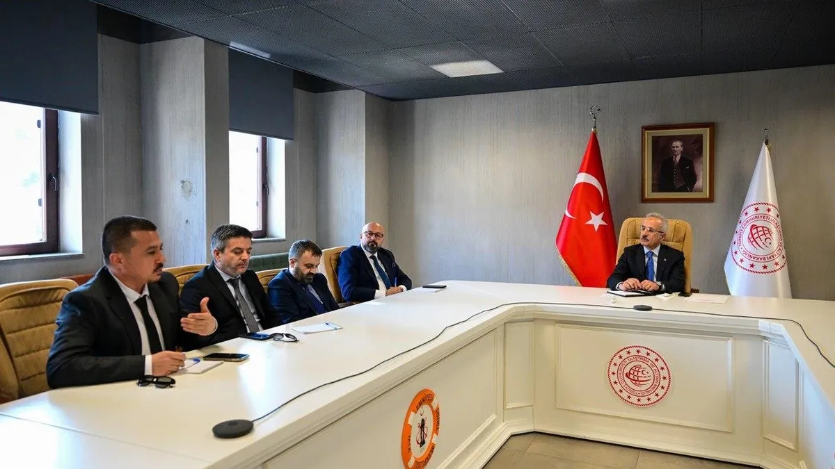 Bakan Abdulkadir Uraloğlu internet medyası temsilcileriyle bir araya geldi: Google'a karşı yayıncılarımızın yanındayız