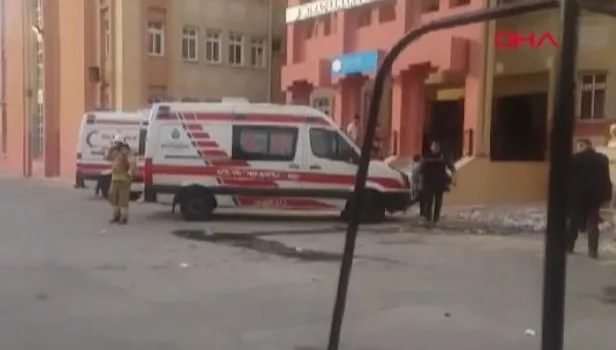 Esenyurt'ta okulda yangın çıktı oy sayımına ara verildi
