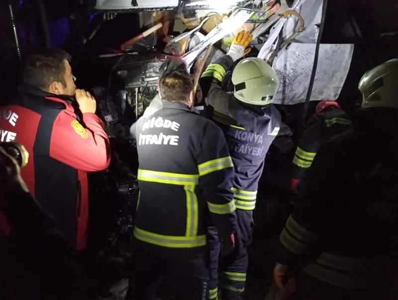 Niğde'de feci kaza! Kamyon ve çekici kafa kafaya girdi: Kazada kurtulan olmadı-2