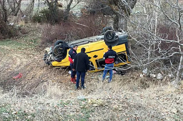 Isparta'da feci kaza! Otomobil şarampole devrildi