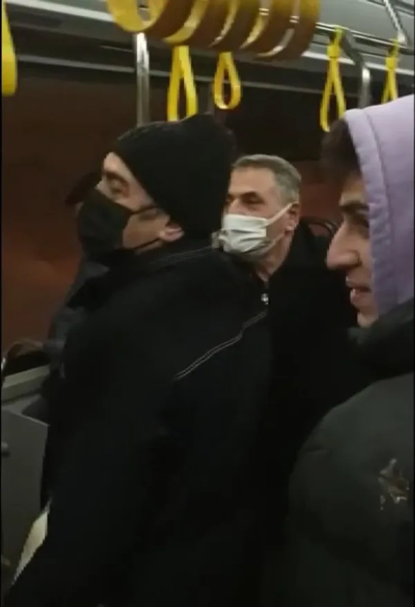 istanbulda-kar-firtinasi-araclar-yollarda-kaldi-iett-otobusu-gidebilsin-diye-yolcular-zipladi-1647156376090.jpg İstanbul'da kar fırtınası! Araçlar yollarda kaldı: İETT otobüsü gidebilsin diye yolcular zıpladı-3