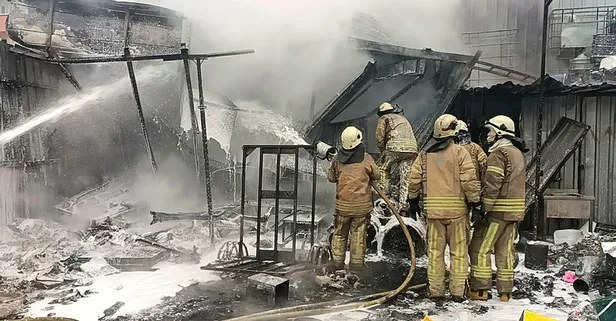 Avcılar'da geri dönüşüm deposunda yangın! 2 kişi hastaneye kaldırıldı
