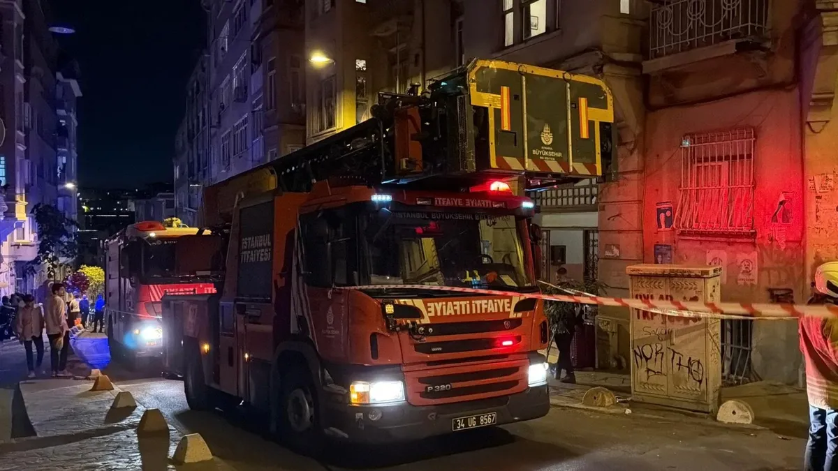 1782355349823.jpeg Beyoğlu'nda 5 katlı binanın bodrum katında duvar çöktü: Bina mühürlendi-3