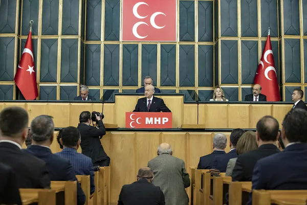 mhp-lideri-devlet-bahceliden-abdye-icazet-gezisine-giden-chp-lideri-kemal-kilicdarogluna-sert-tepki-seni-1-dol-1665480389405.jpg MHP lideri Devlet Bahçeli'den ABD'ye icazet gezisine giden CHP lideri Kemal Kılıçdaroğlu'na sert tepki: Zillet adayının ismini almaya gitti-5