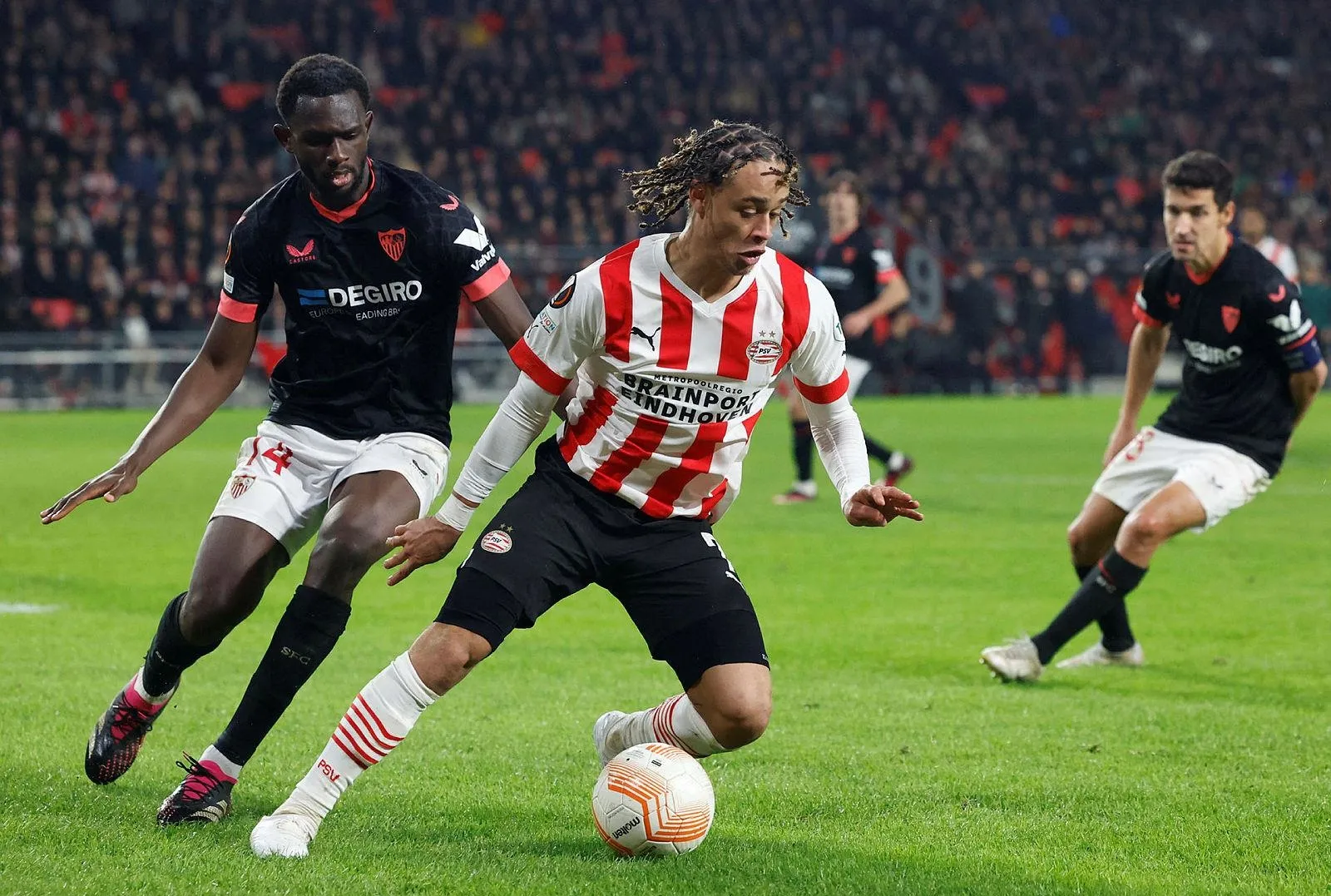 Sevilla zor da olsa üst turda!