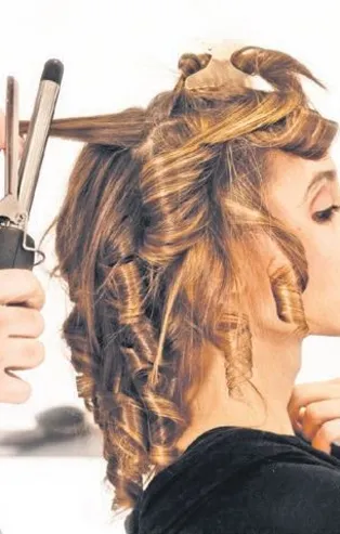 Deniz Akkaya'dan evlere kuaför çağıran sosyetiklere sert tepki: Bu nasıl bir cahillik!