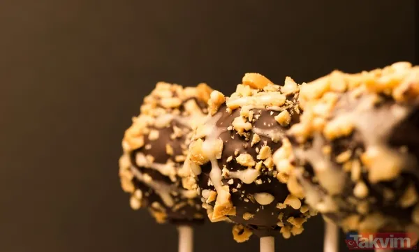 Dolapta bekledikçe lezzeti katlanıyor! Tabak tabak giden bisküvili pasta tarifi - 1