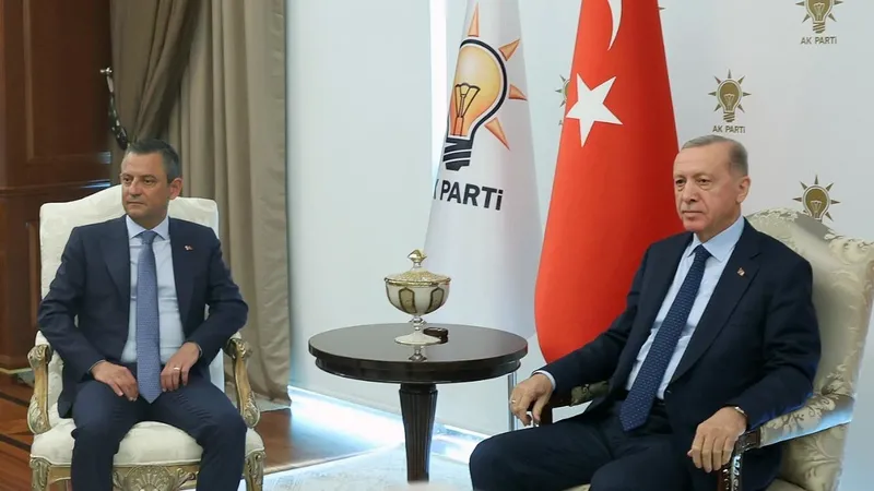 baskan-erdogan-11-haziranda-chpyi-ziyaret-edecek-ozgur-ozelden-oturma-duzeni-ve-heyet-aciklamasi-1717671314057.jpeg Başkan Erdoğan 11 Haziran'da CHP'yi ziyaret edecek! Özgür Özel'den 'oturma düzeni' ve 'heyet' açıklaması: Hangi konular masada?-6