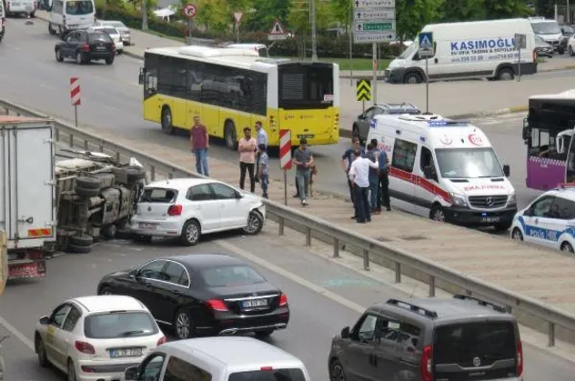 Kadıköy'de feci kaza! Trafik felç oldu