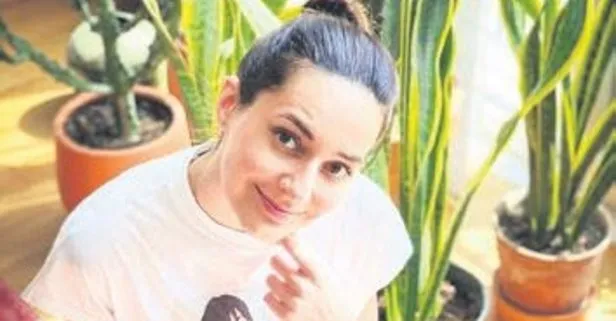 Ünlü oyuncu Sedef Avcı karantinada çiçeklerle dost oldu