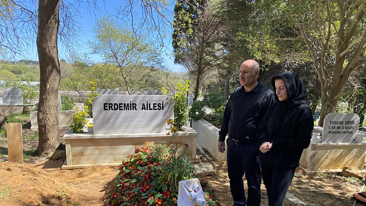 Oğuz Murat Aci’nin eşi ve babası mezarı başında gözyaşlarını tutamadı: Eylem Tok’un söylemleri oyalamaydı