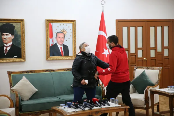 son-dakika-hdp-herkes-icin-adalet-kampanyasi-baslatacak-1612774033007.jpg SON DAKİKA: HDP "Herkes İçin Adalet" kampanyası başlattı-4