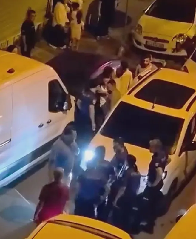 bayrampasada-film-gibi-kovalamaca-polisin-dur-ihtarina-uymayan-supheliler-kacarken-kaza-yapti-1788415326173.jpeg Bayrampaşa'da film gibi kovalamaca: Polisin 'dur' ihtarına uymayan şüpheliler kaçarken kaza yaptı-4