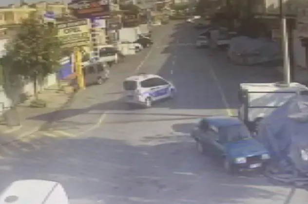 Başakşehir'de 2 çırak tamir için bırakılan polis aracıyla sanayiyi birbirine kattı