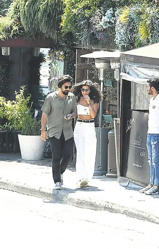 Dedikodulara nokta koydular! Tuba Büyüküstün ile Umut Evirgen, el ele görüldü