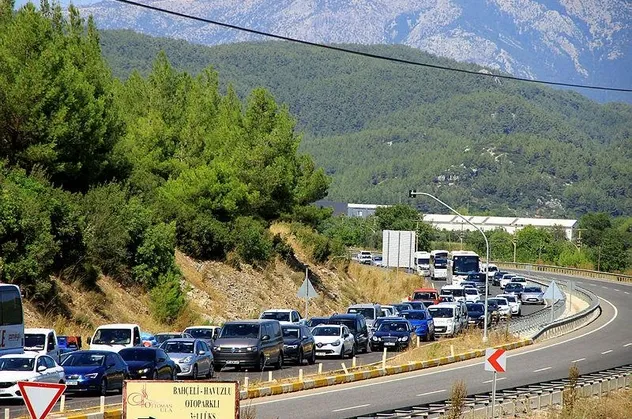 Sakin Kent'in nüfusu 25 katına çıktı, trafik durdu