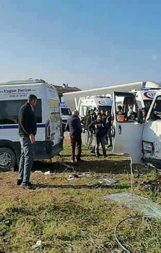 Bursa'da feci kaza! Servis minibüsü ve yolcu minibüsü çarpıştı! Ağır yaralılar var