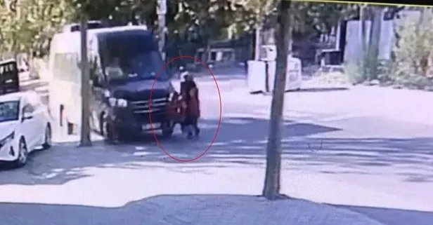 Yaya geçidinde facia: Minibüs böyle çarptı