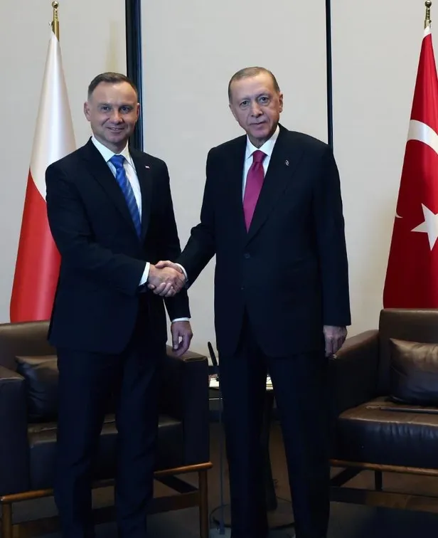 baskan-erdogan-cezayir-cumhurbaskani-abdulmecid-tebbun-ve-polonya-cumhurbaskani-andrzej-duda-ile-bir-araya-gel-1695082422229.jpeg Başkan Erdoğan, Cezayir Cumhurbaşkanı Abdülmecid Tebbun ve Polonya Cumhurbaşkanı Andrzej Duda ile bir araya geldi-7