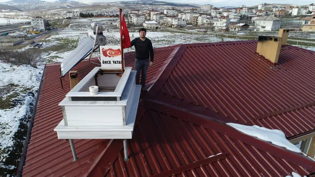 Yaptığı mermer mezarı evinin çatısında sergiliyor-3