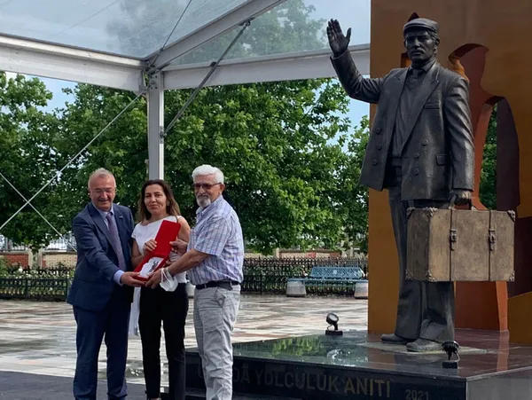 istanbulun-yeni-heykeli-torenle-acildi-hollandaya-goc-eden-turk-iscileri-simgeliyor-1624092673874.jpg