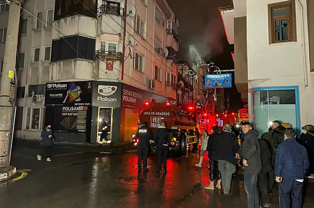 Bartın'da 3 katlı binada korkutan yangın