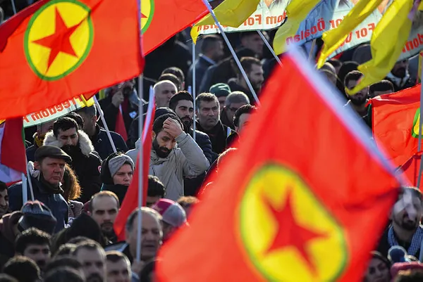 Fransa'da rezalet görüntüler! Ahmet Kaya Kültür Merkezi'nde öldürülen 3 kişinin cenaze töreninde PKK ve Öcalan posterleri-6