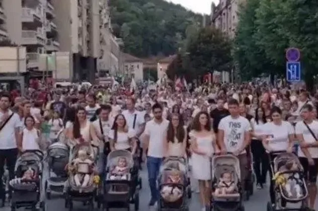 Sırbistan sapkın LGBT zihniyetine karşı ayakta! Avrupa ve dünyada tepkiler dinmiyor: "Anaokulundaki çocuklara öğretiyorlar"