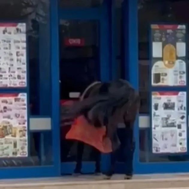 BİM'in kapısına atını bağladı!