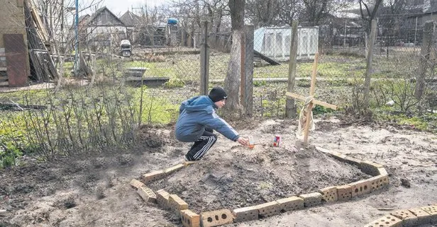 Savaşın en acı yüzü! Küçük Vlad, Buça’daki katliamda ölen annesinin mezarına her gün yemek götürüyor