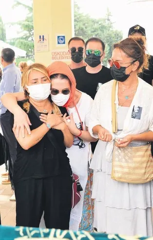 Yonca Evcimik annesi Kadriye Evcimik’i son yolculuğa uğurladı!