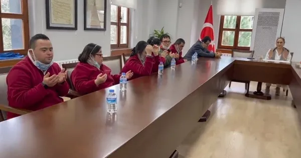 down-sendromlu-genclerden-erdogan-ciftine-dua-cok-gecmis-olsun-1644310142035.jpg