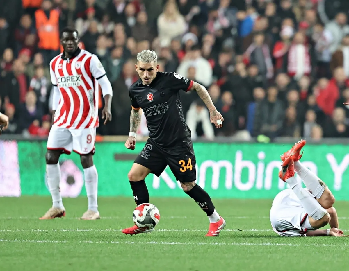galatasarayda-3-yildiz-icin-yol-ayrimi-davinson-torreira-ve-lemina-hedef-tahtasinda-1777841688892.jpeg Lucas Torreira