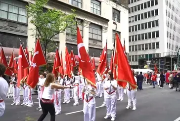 ABD'de caddeler Türk bayraklarıyla donatıldı: Manhattan, Geleneksel Türk Günü Yürüyüşü şerefine kırmızı beyaza büründü