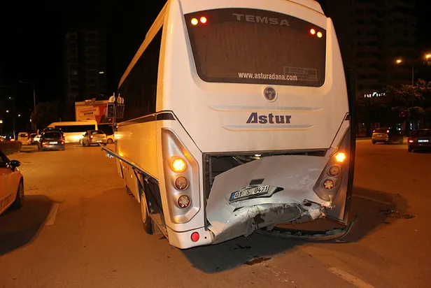 Adana'da feci kaza! Otomobil minibüse çarptı-1